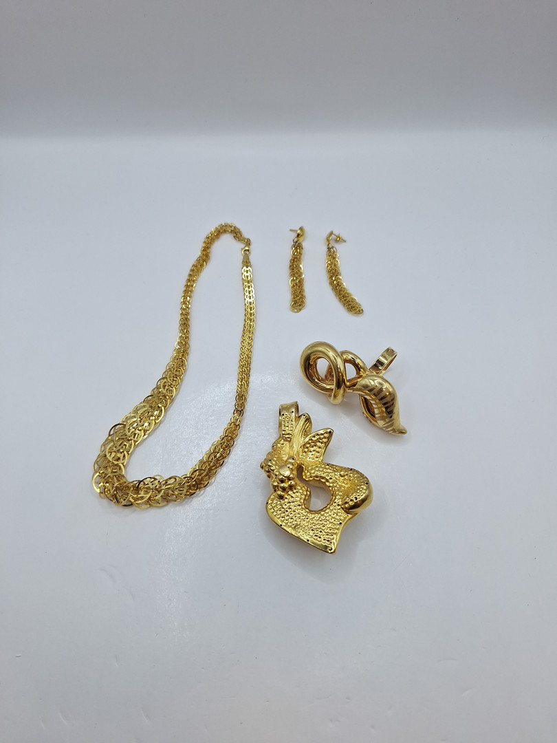 Vari oggetti in oro 