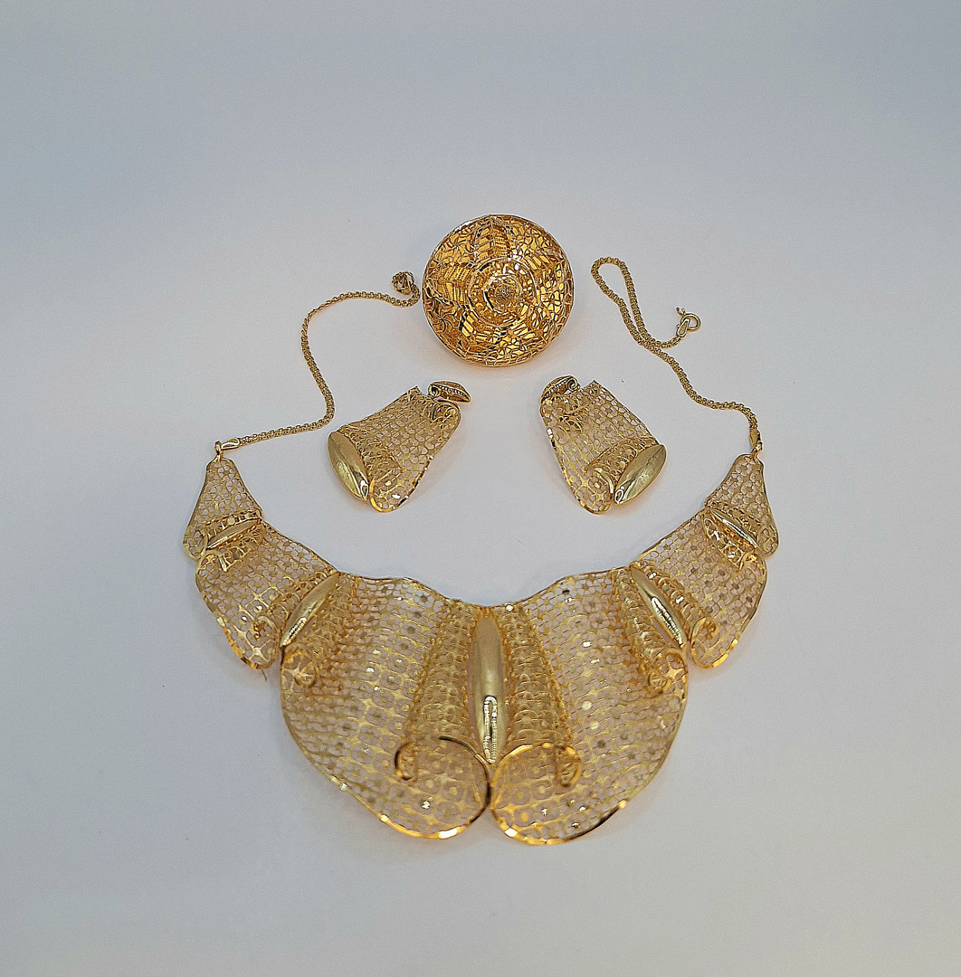 Collana anello paio di orecchini oro