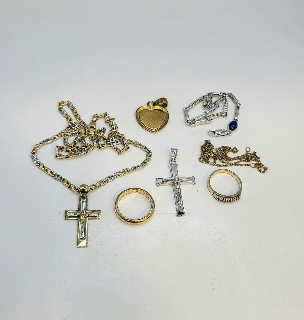 Vari oggetti oro diamanti pietre