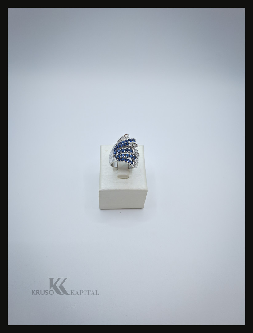 Anello a firma Damiani in oro con pietre e diamantini