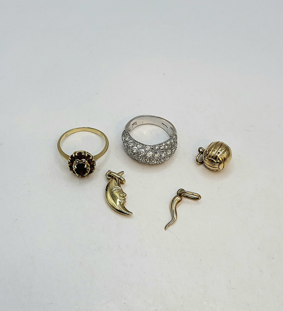 Vari oggetti oro pietre