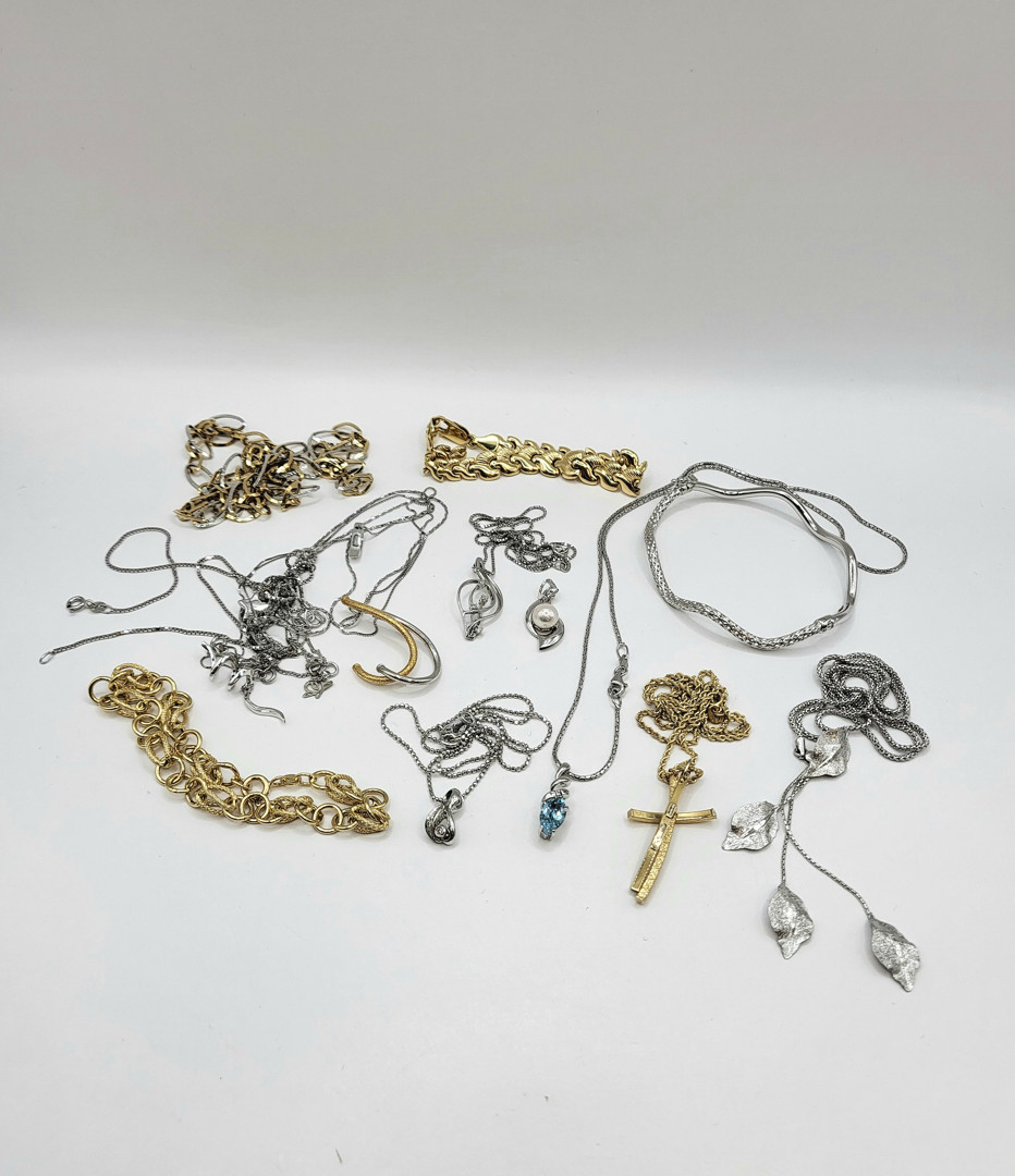 Vari oggetti oro pietre perla 