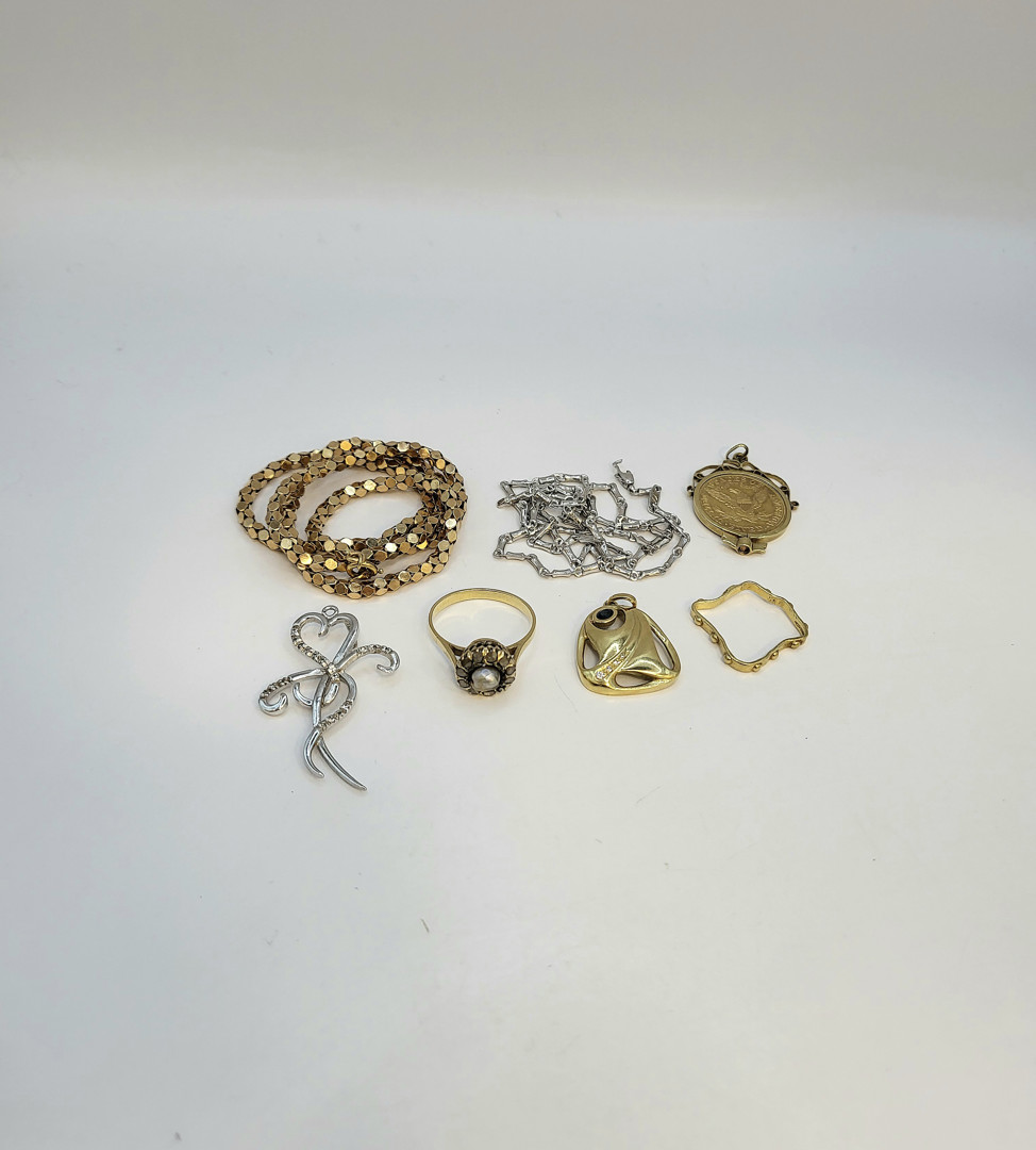 Vari oggetti oro pietre