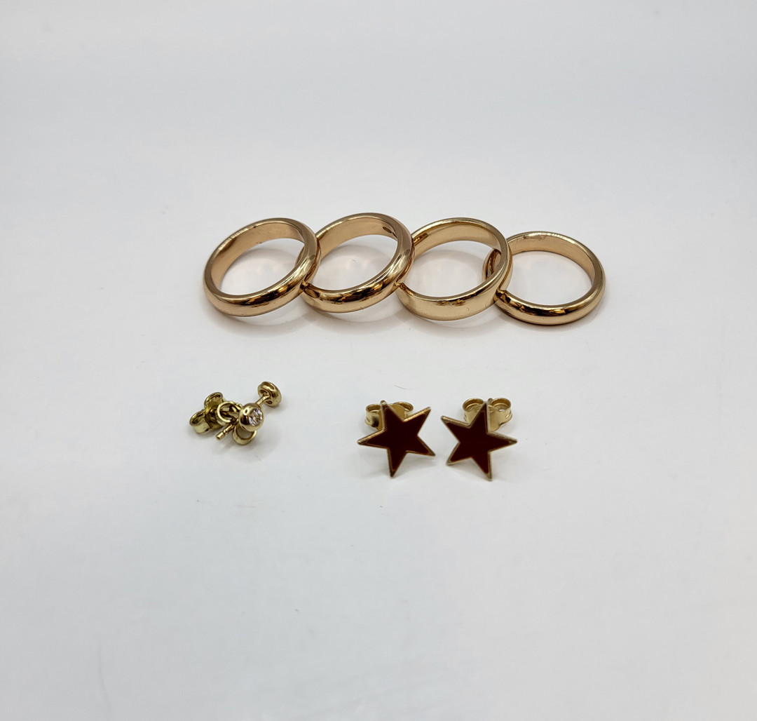 Vari oggetti oro smalto pietre