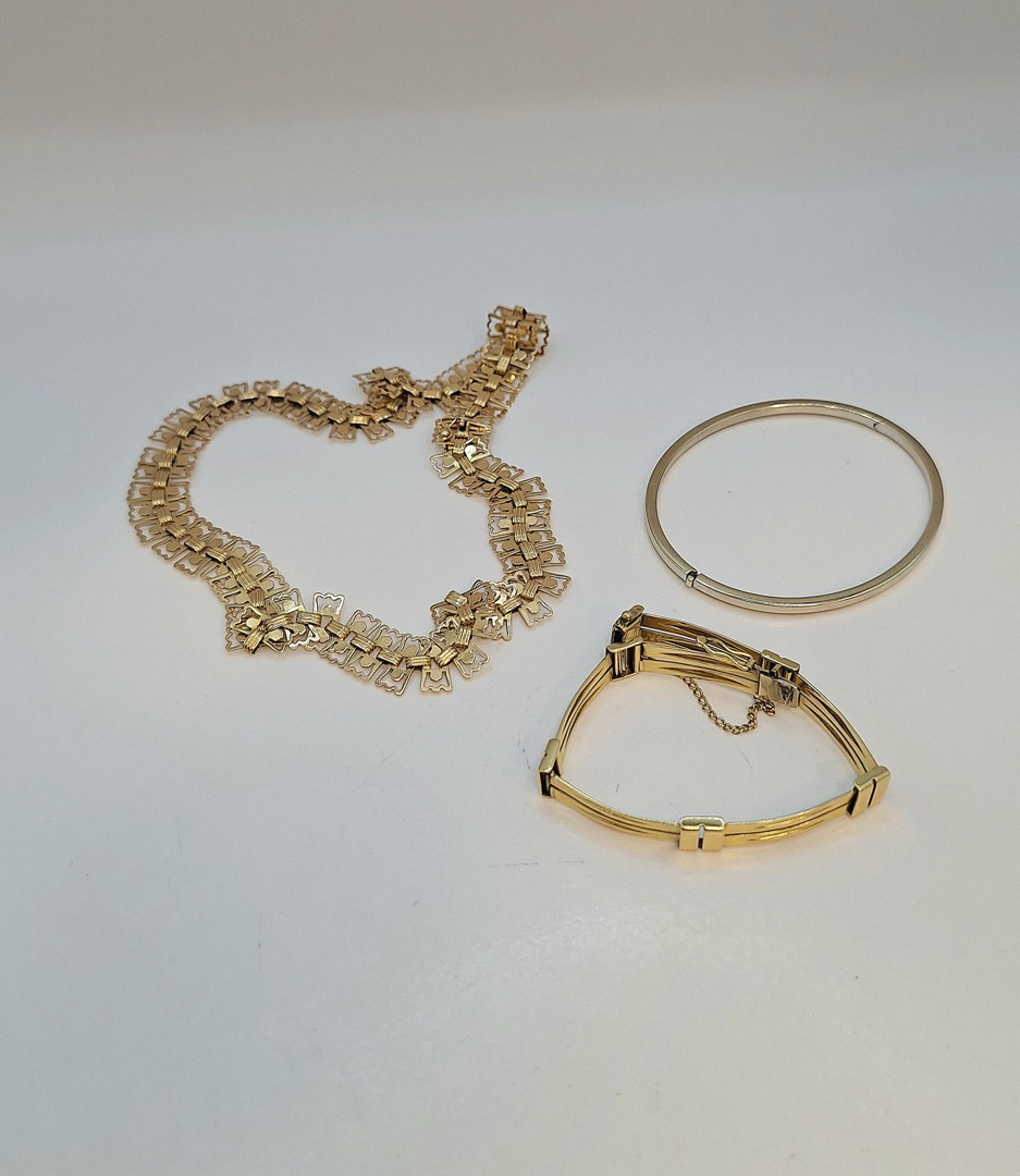 Due bracciali e collana oro