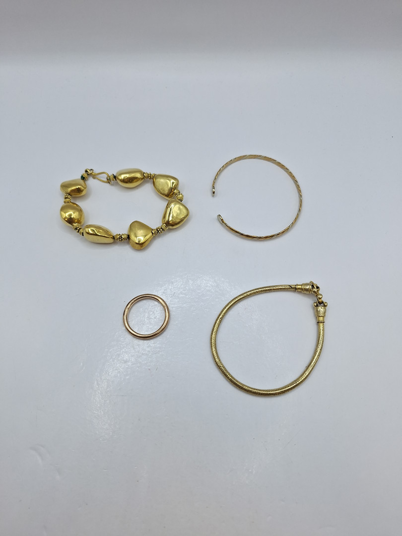 Tre bracciali anello oro metallo