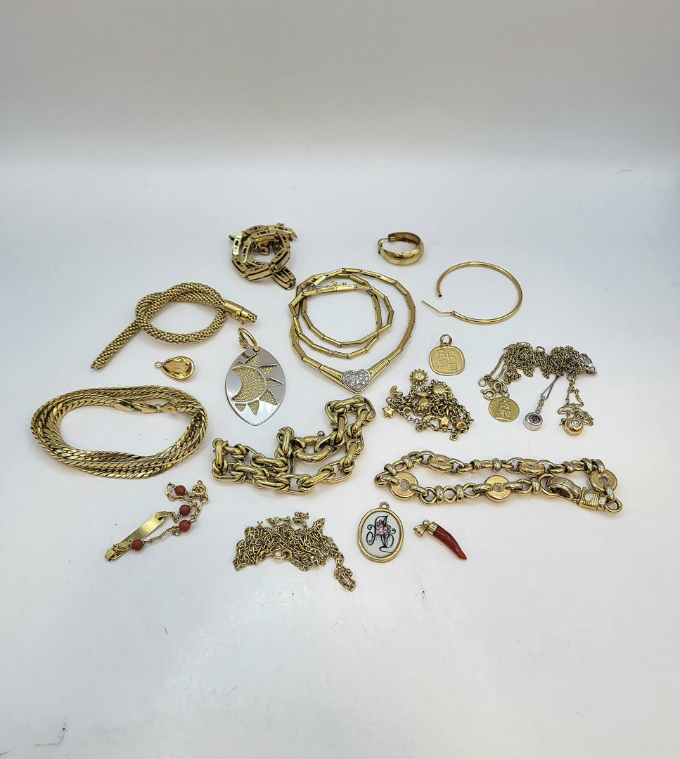 Vari oggetti oro pietre smalti 