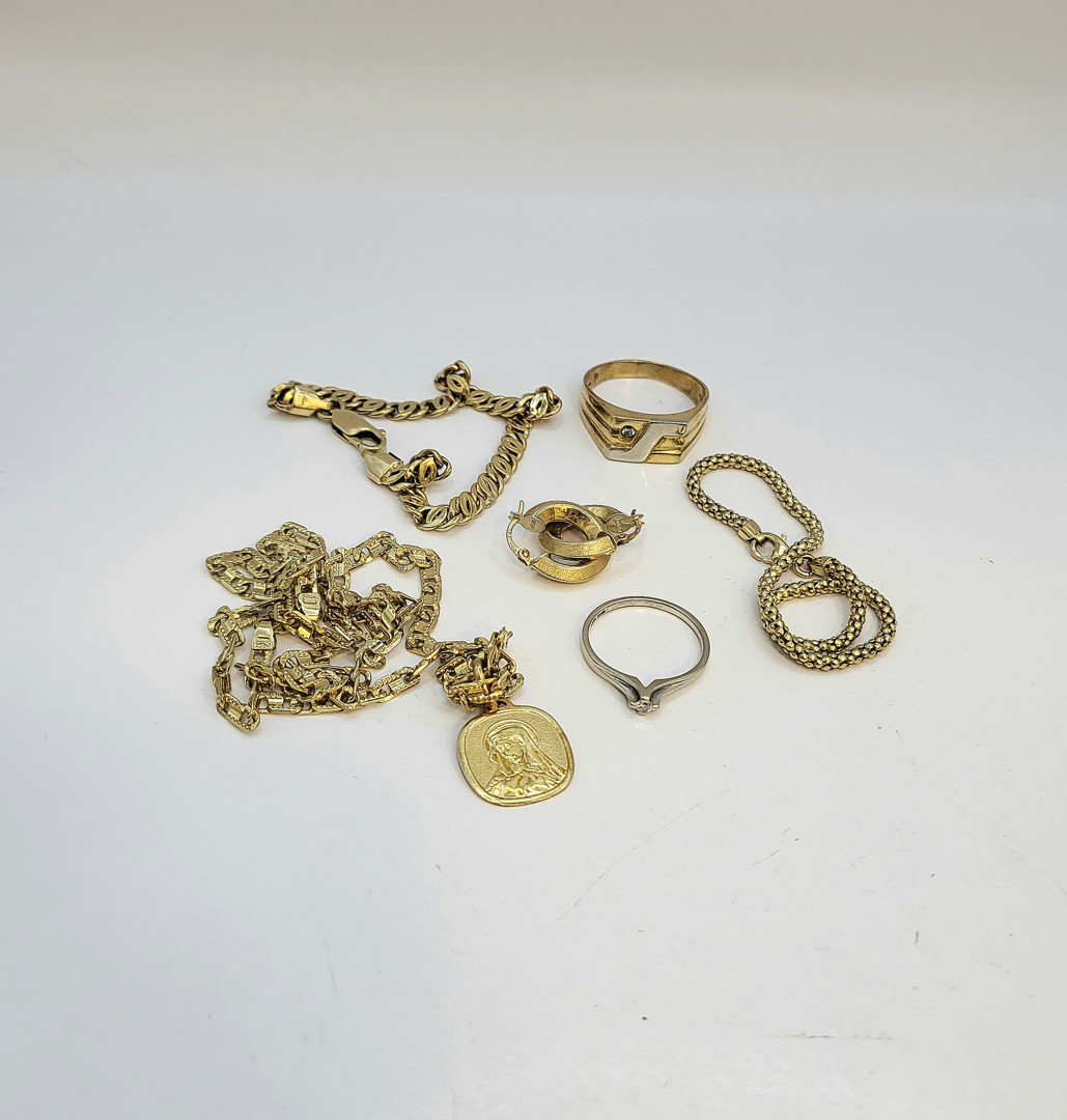 Vari oggetti oro pietra diamantino