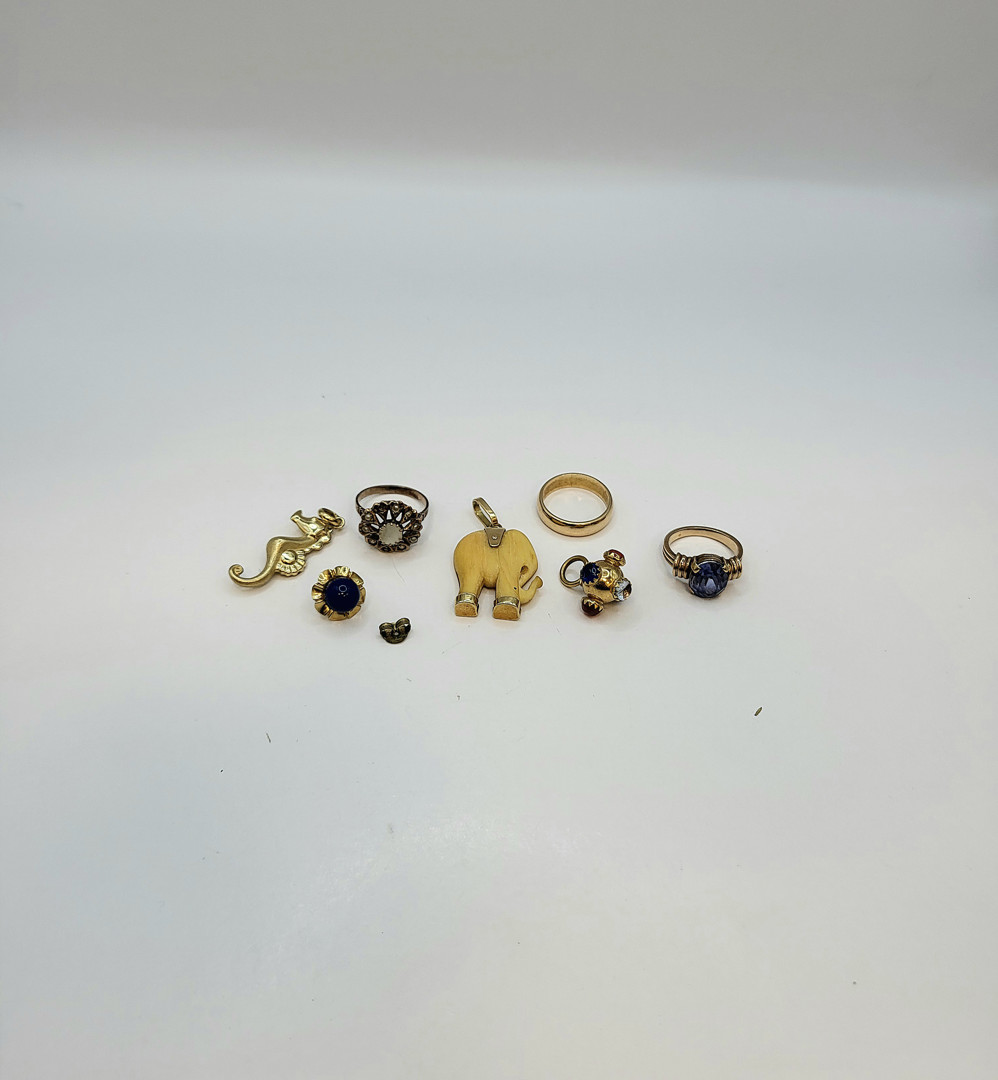 Vari oggetti in oro pietre perline