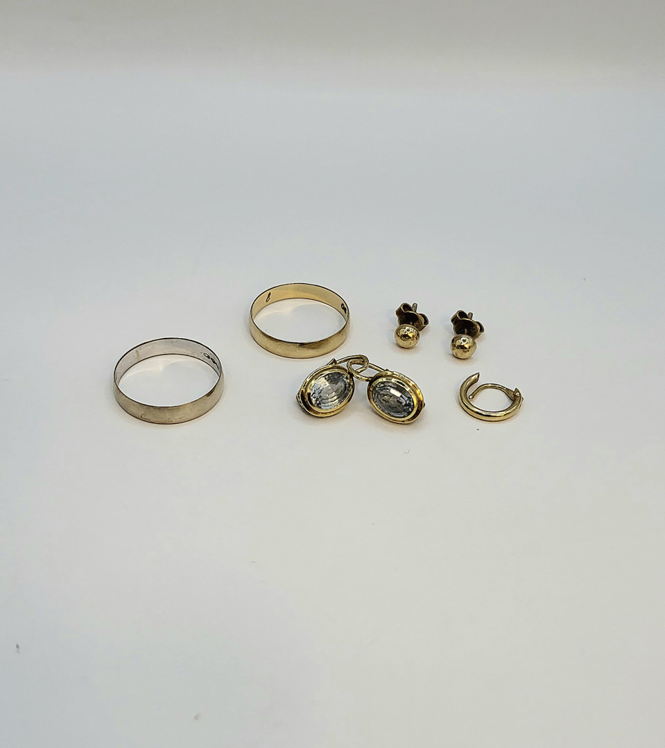 Vari oggetti in oro pietre 