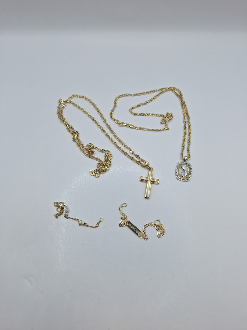 Vari oggetti in oro pietre