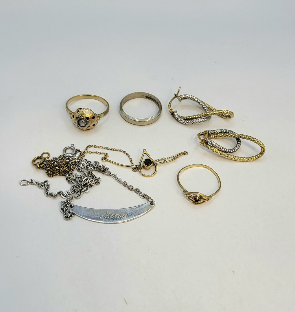 Vari oggetti oro pietre