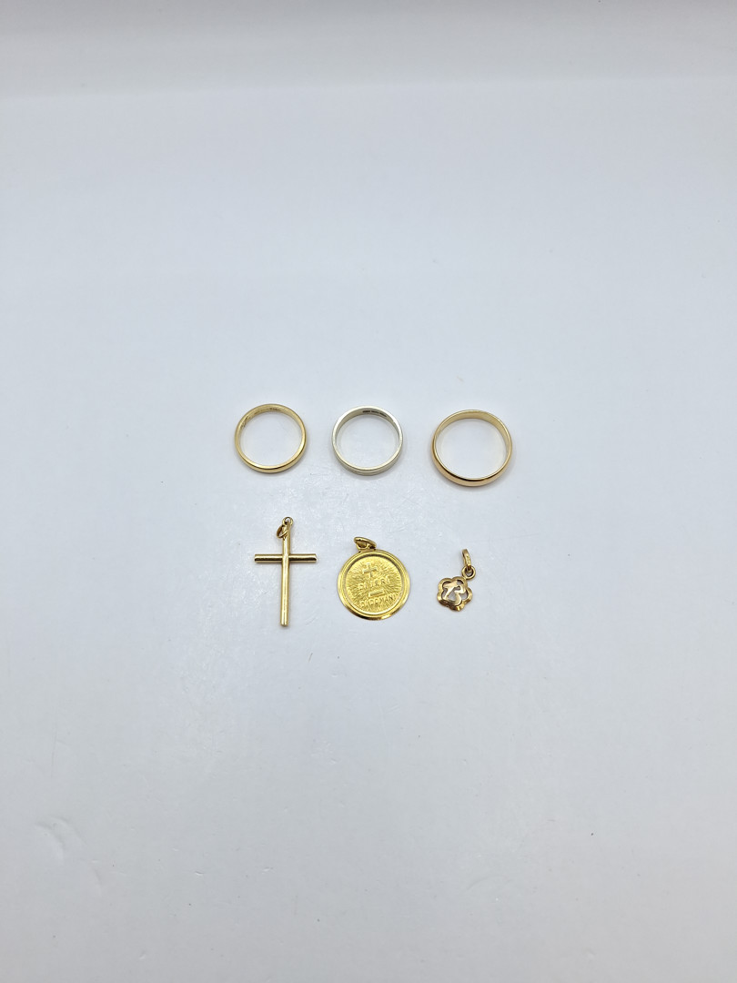 Tre anelli due ciondoli e croce in oro 