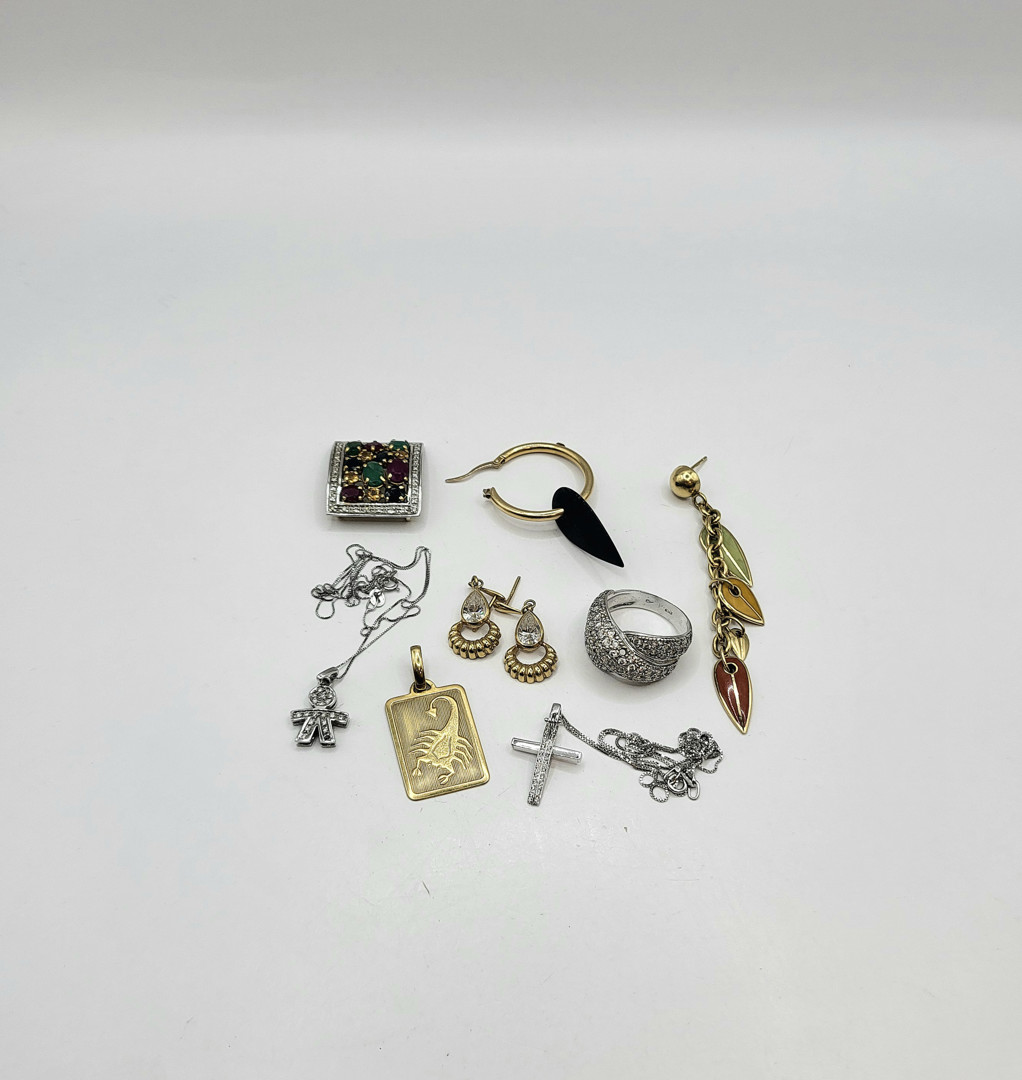 Vari oggetti oro pietre diamantini 