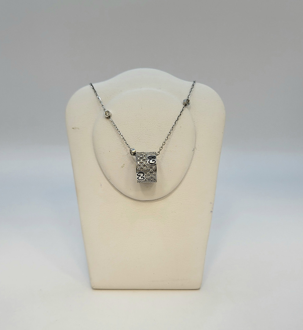 Collana ciondolo oro diamantini a firma Gucci 