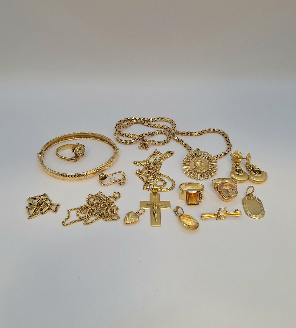 Vari oggetti in oro pietre 