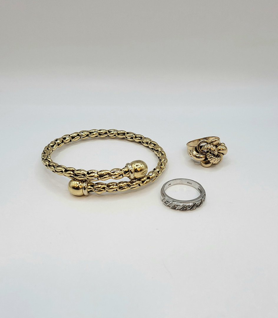 Bracciale e due anelli oro pietre