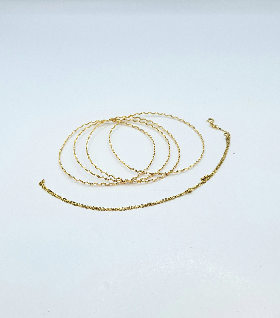 Collana e quattro bracciali oro 