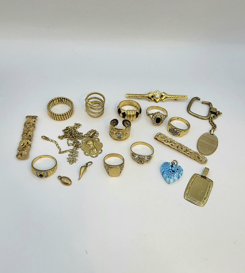 Vari oggetti in oro pietre 