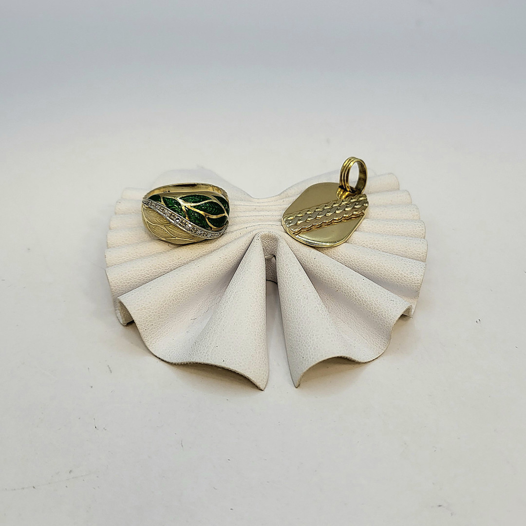 Anello e ciondolo oro smalto diamantini