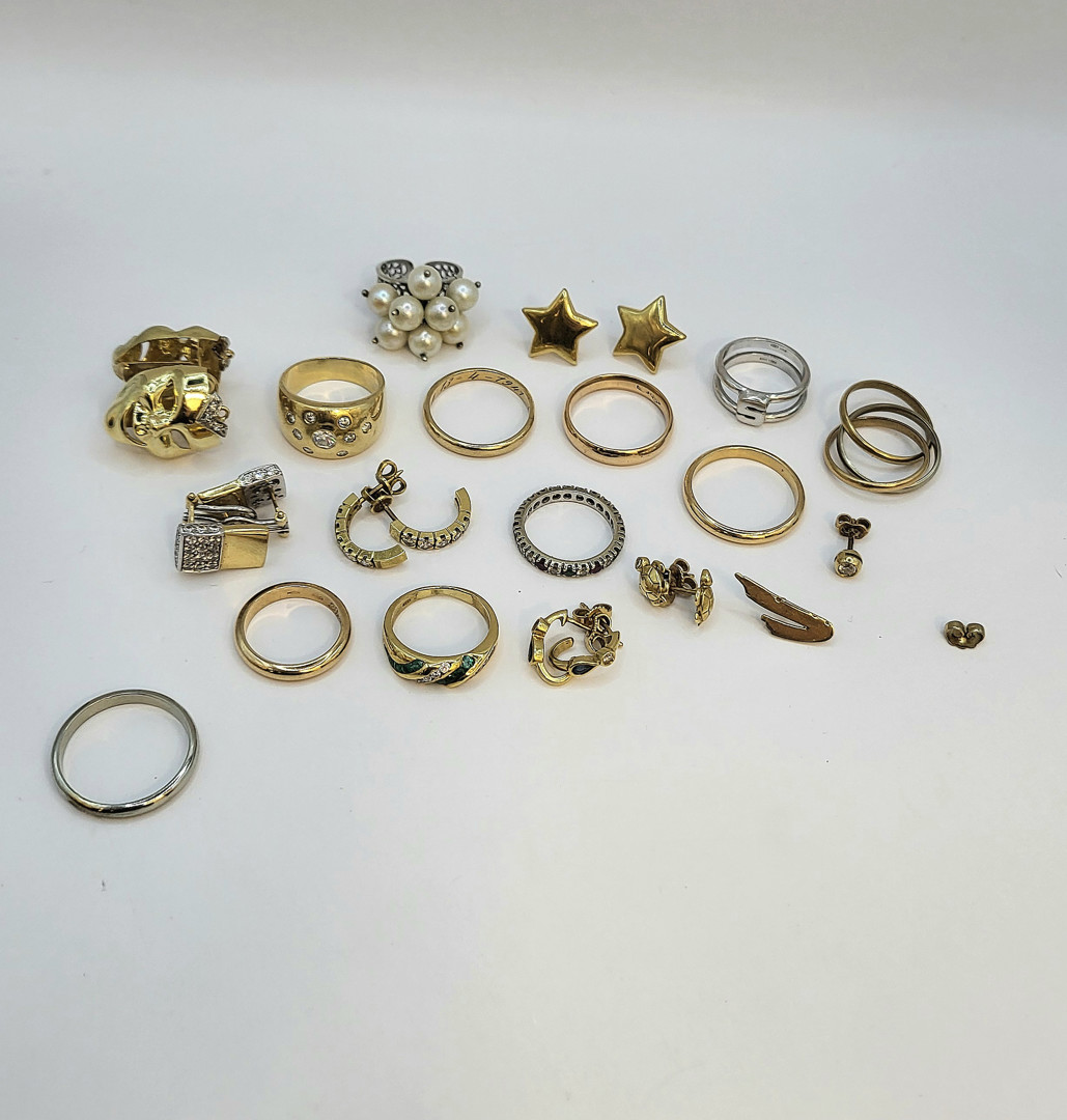 Vari oggetti in oro pietre perle platino 