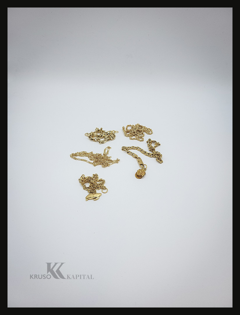Tre bracciali due collane ciondolo oro