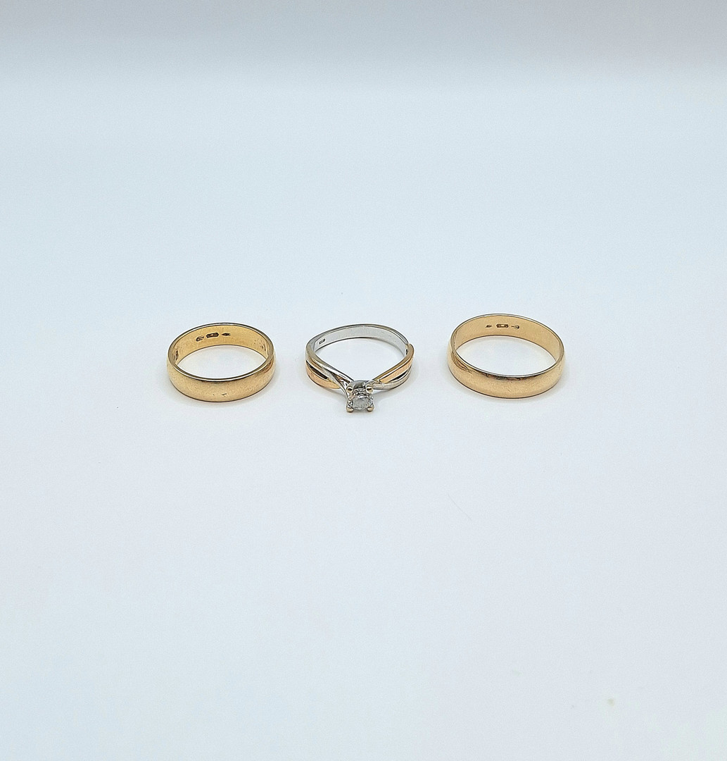 Tre anelli oro pietra