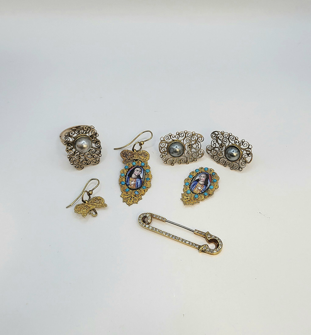 Vari oggetti oro smalto pietre diamantini perle 