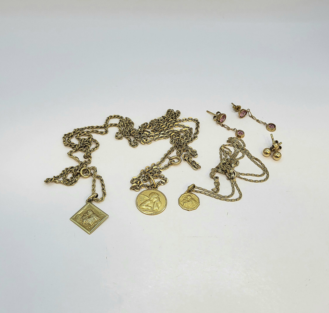 Vari oggetti oro pietre