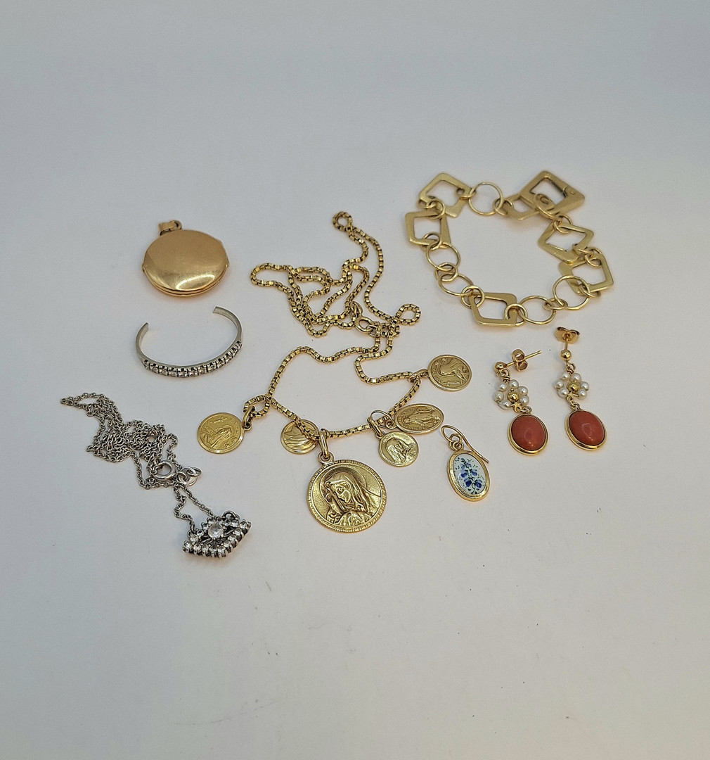 Vari oggetti oro pietre diamantini smalti 